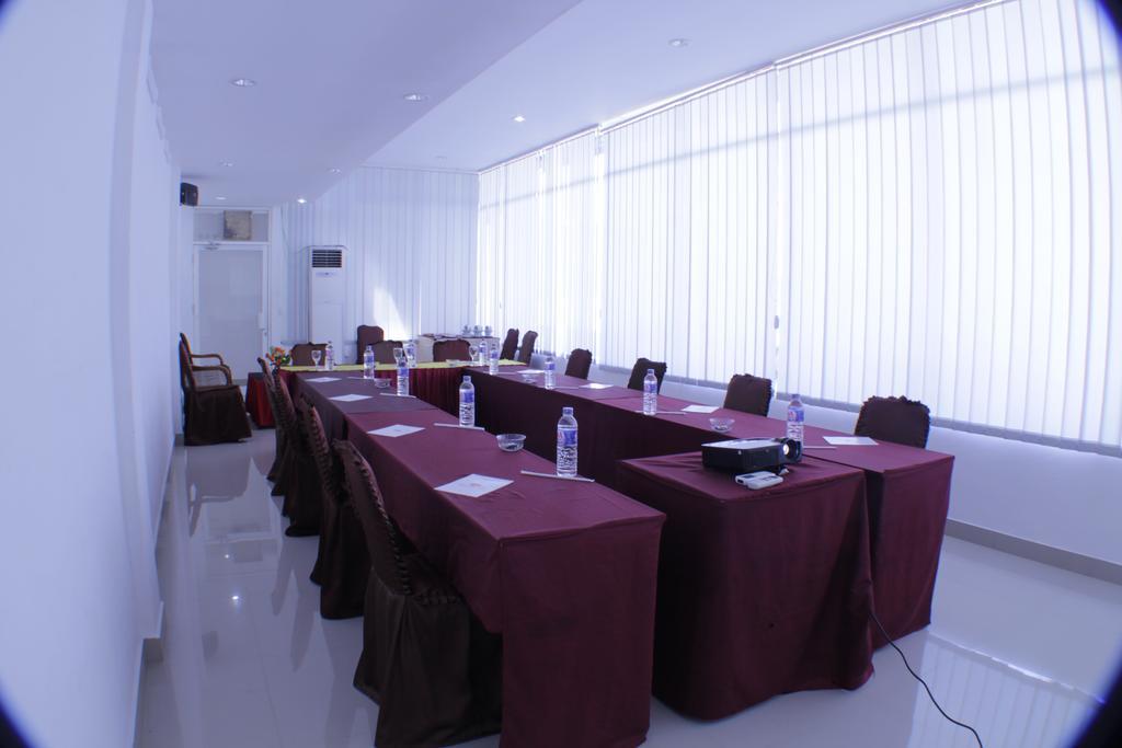 Grand Duta Hotel Palu Esterno foto