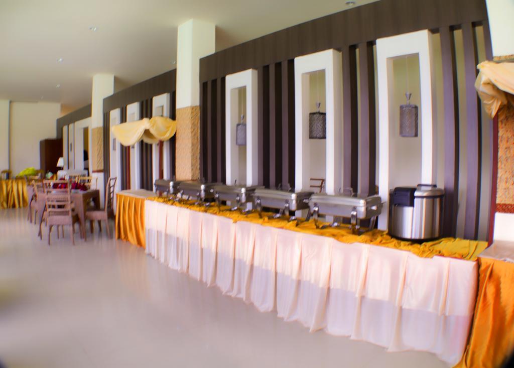 Grand Duta Hotel Palu Esterno foto