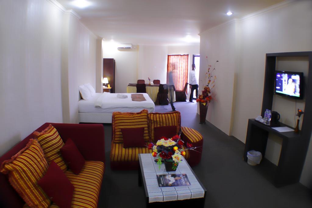 Grand Duta Hotel Palu Esterno foto