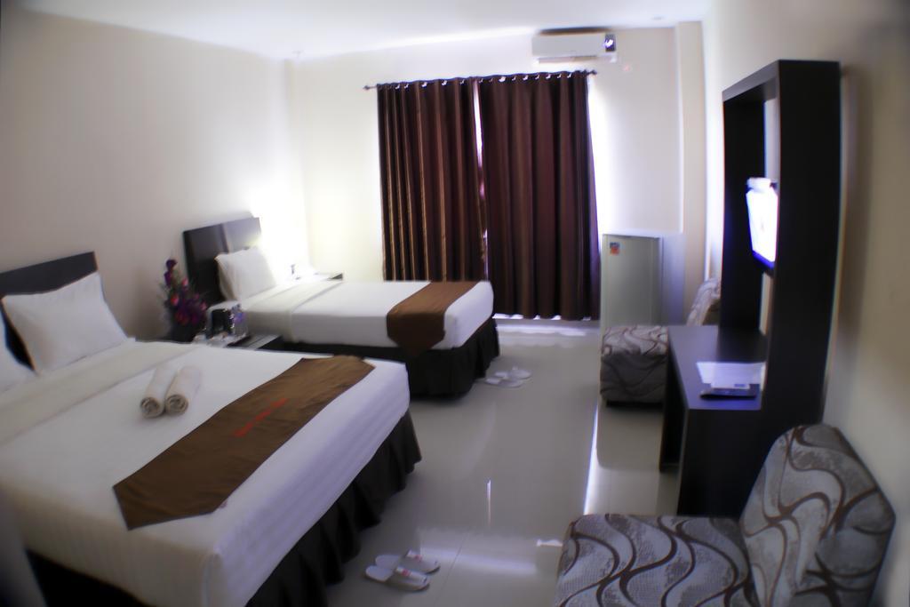 Grand Duta Hotel Palu Esterno foto
