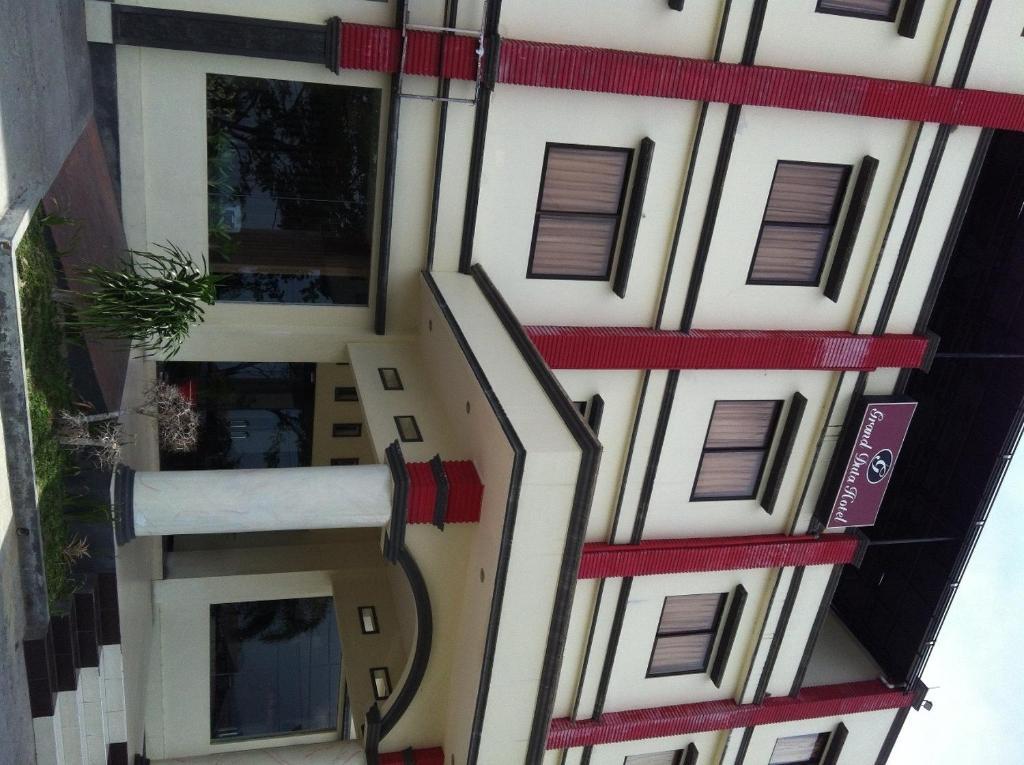 Grand Duta Hotel Palu Esterno foto