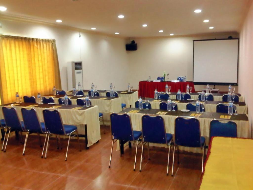 Grand Duta Hotel Palu Esterno foto