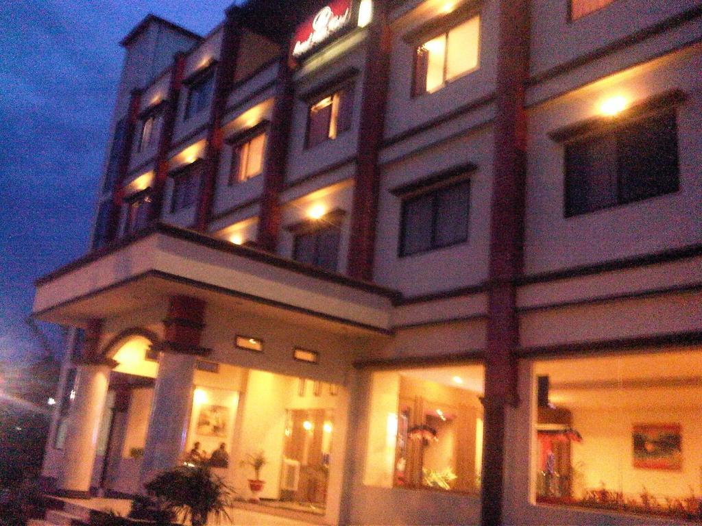 Grand Duta Hotel Palu Esterno foto